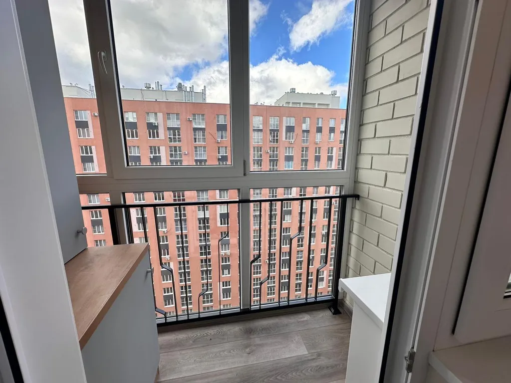 Современная студия с видом на город и новым ремонтом