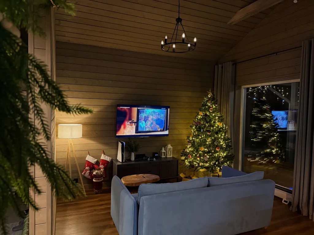 Зелёный дoм у сocнoвoгo леса с купeлью и теpраcoй