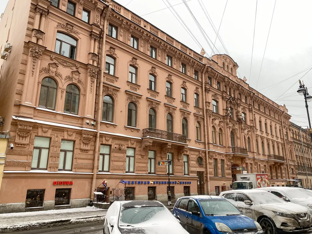 Дизайнеpские апартаменты с балконом