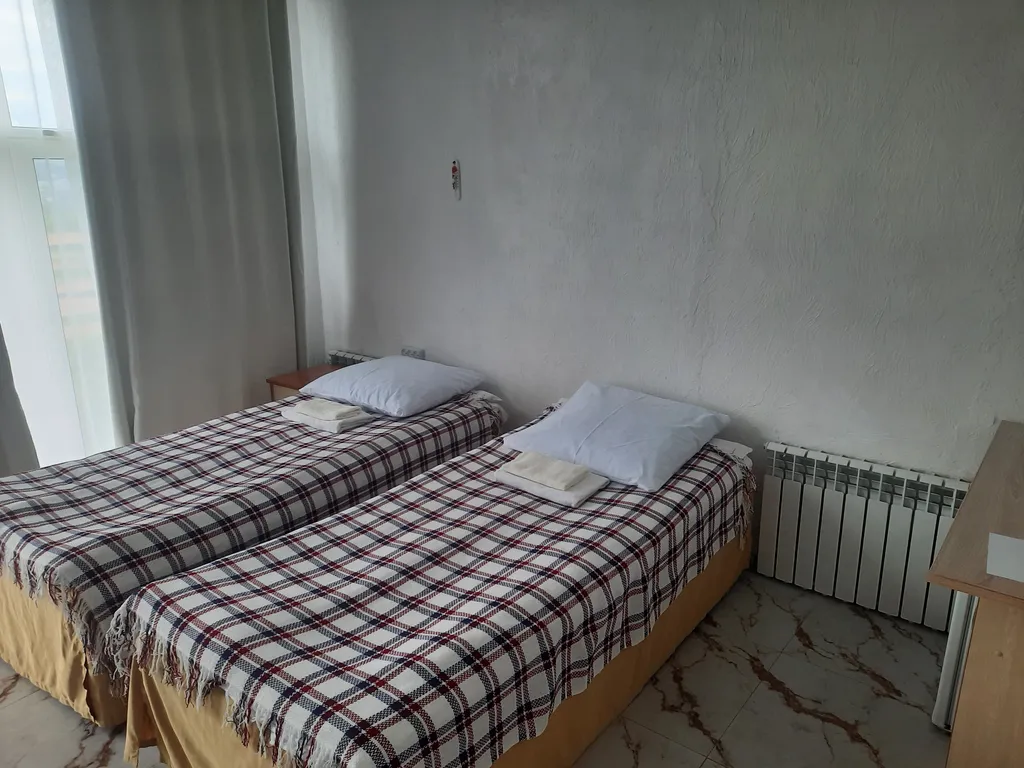 Коттедж Комната с окнами в пол с видом на горы Белокурихи и город — аренда посуточно в Белокуриха