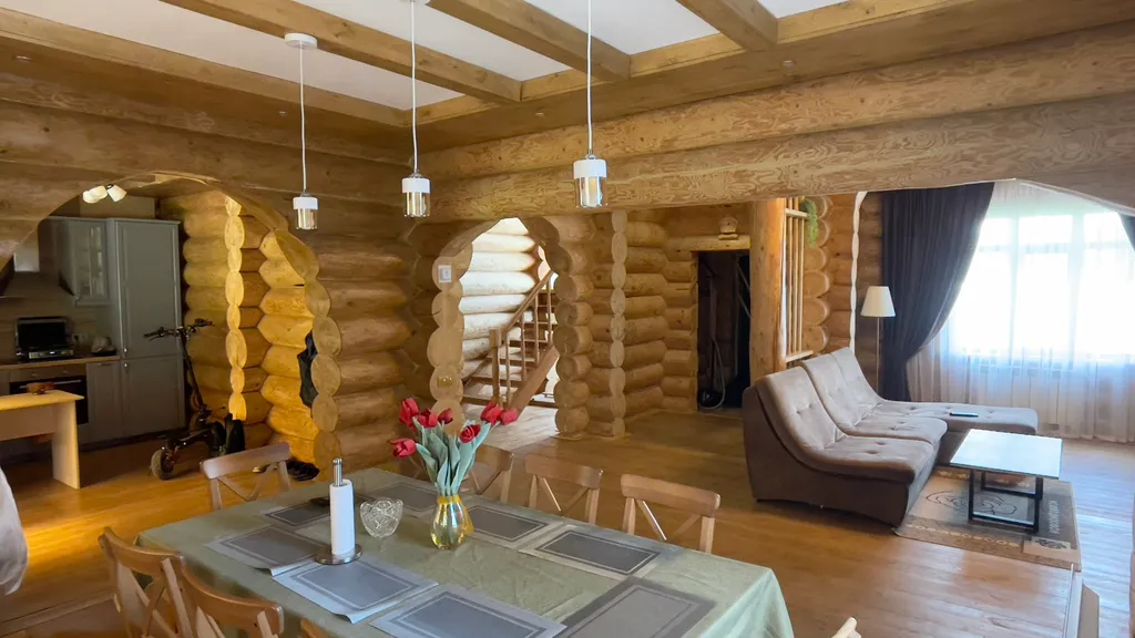 Загородный дом в лесу у реки