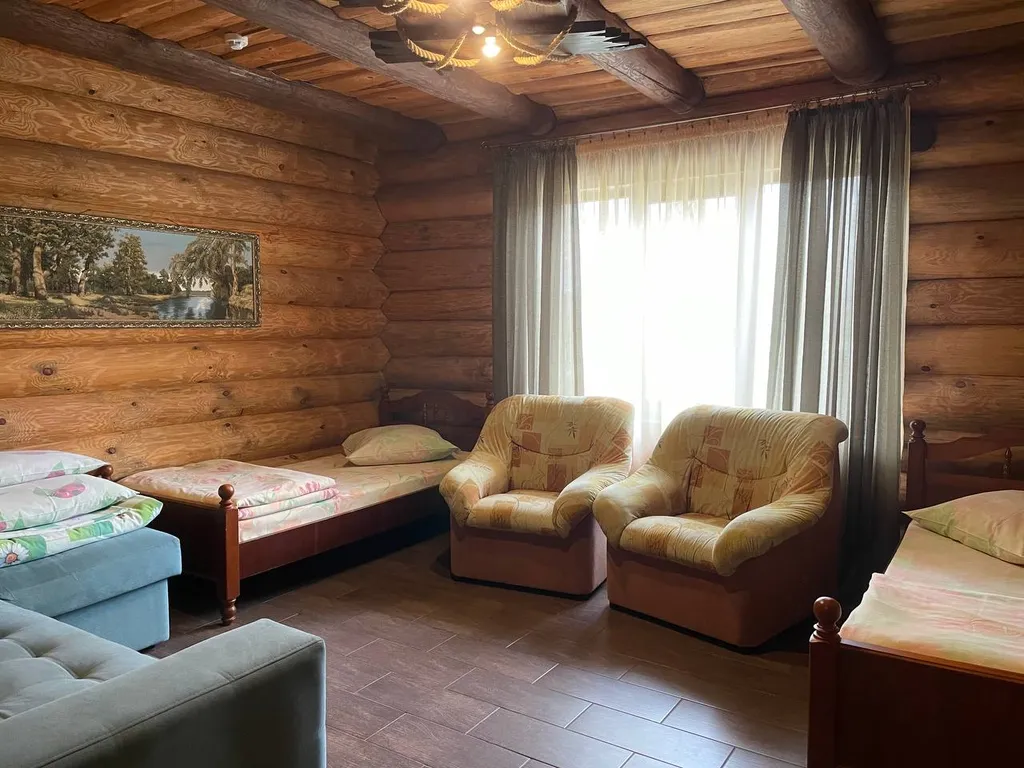 Деревянный дом у озера с сауной и бильярдом