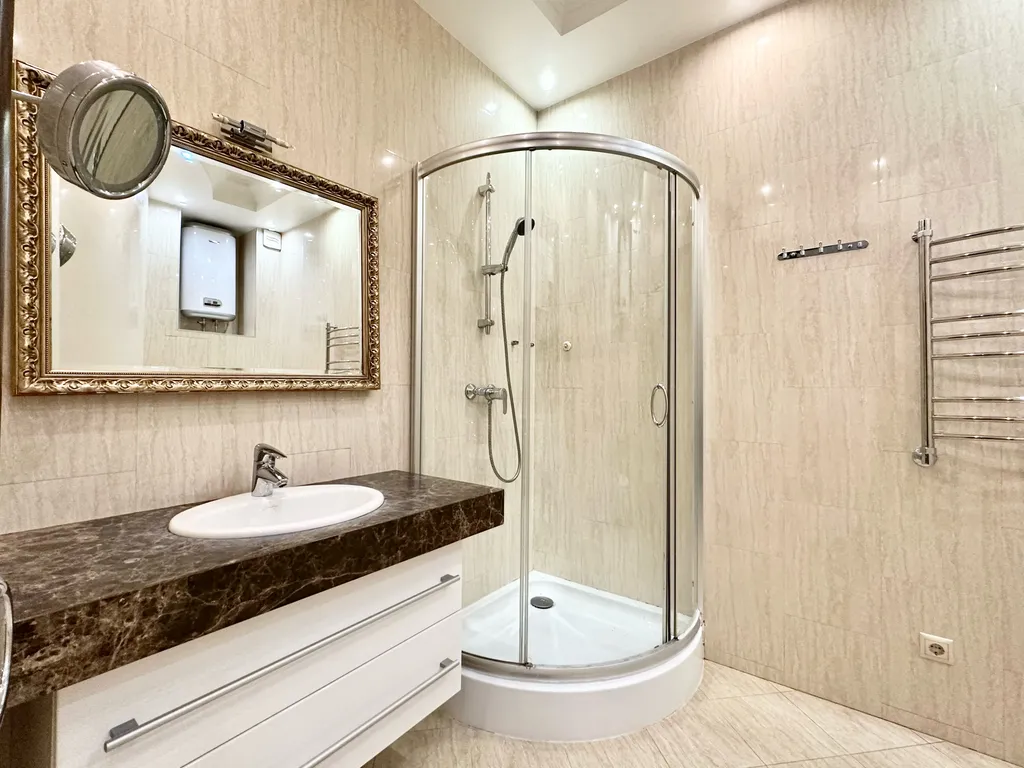 Стильная квартира с балконом и двумя санузлами