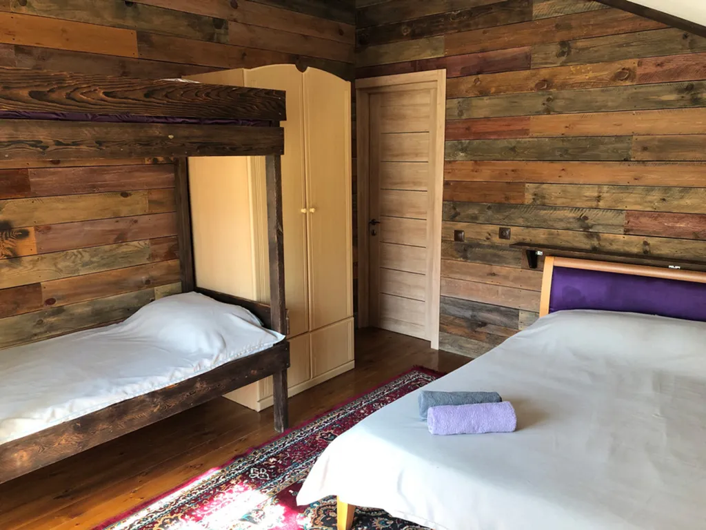 Квартира Пэчворк, четырехместная комната с видом на гору — аренда посуточно в Озёрное