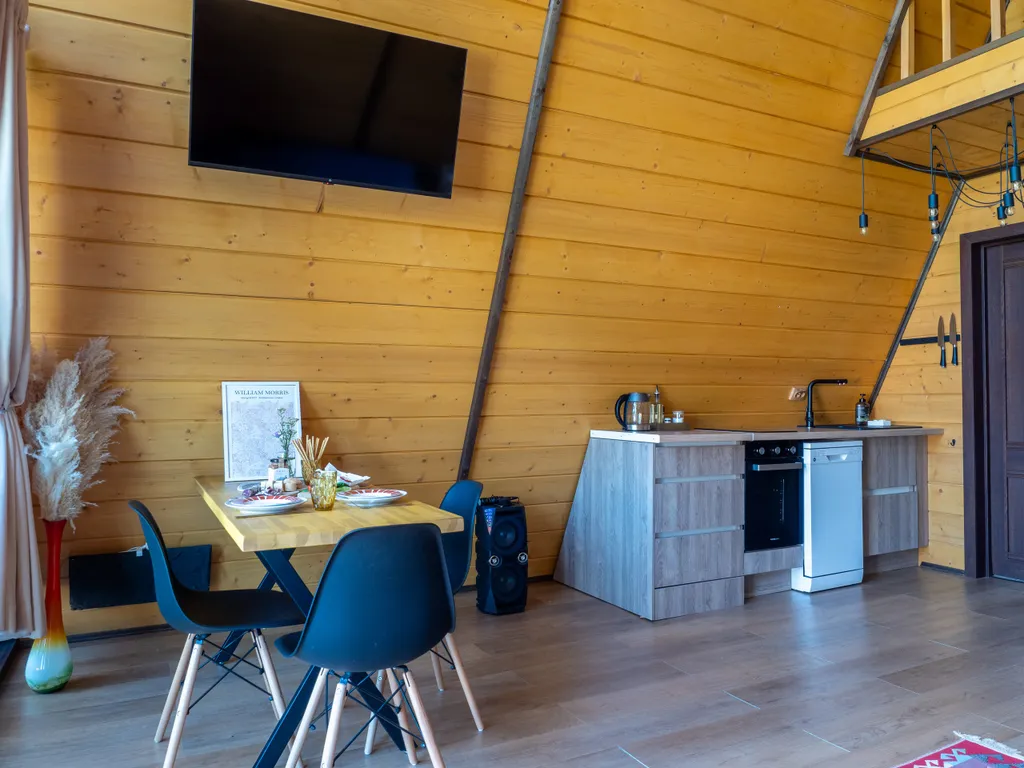 Уютный дом у озера