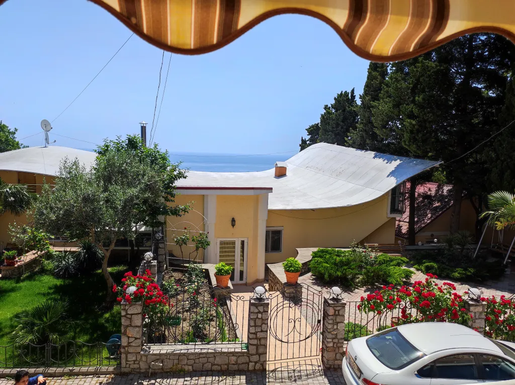 Комната у Воронцовского парка с видом на море