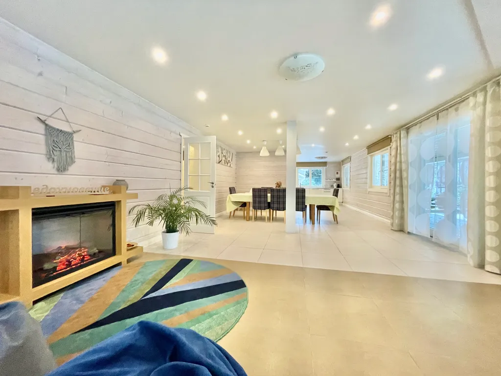 Коттедж Коттедж на берегу озера, с 5 спальнями, сауной  камином — Межозерное