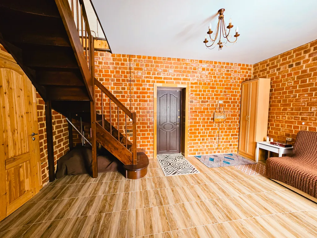 Просторный дом с баней и настольным теннисом в городе