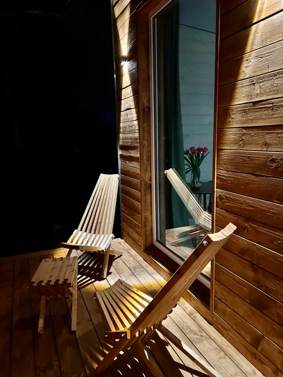 Дом с чаном на берегу реки