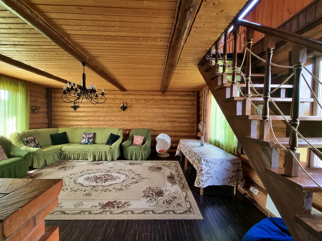 Дом с детской площадкой и видом на озеро