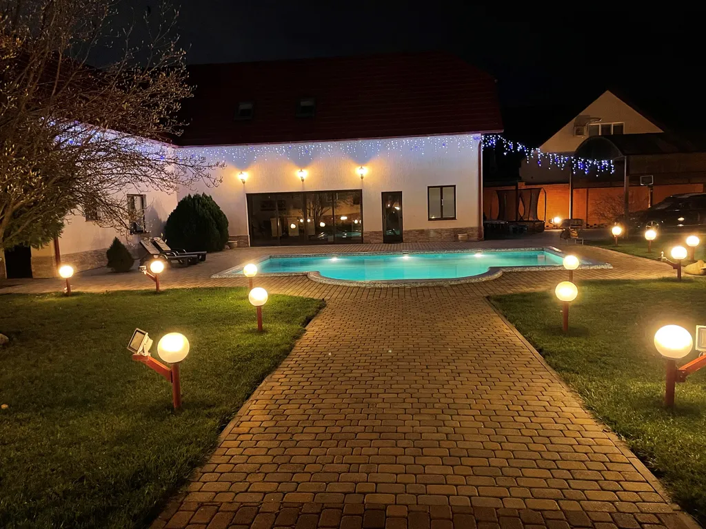 Красивый дом с баней и бассейном