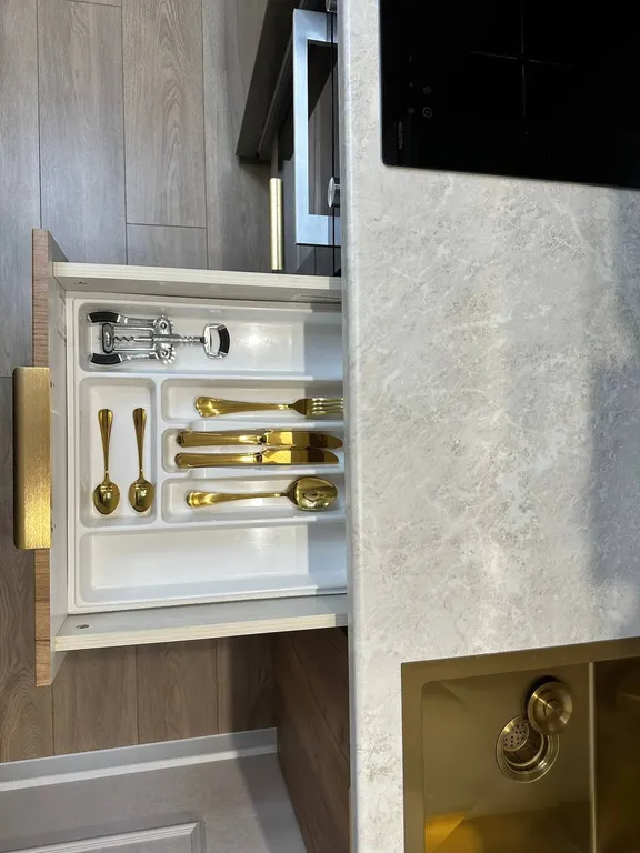 Поделам Дизайнерская квартира на 14 этаже у арены Трактор