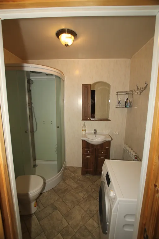 Шикарный дом находится на берегу озера, окруженный хвойным лесом