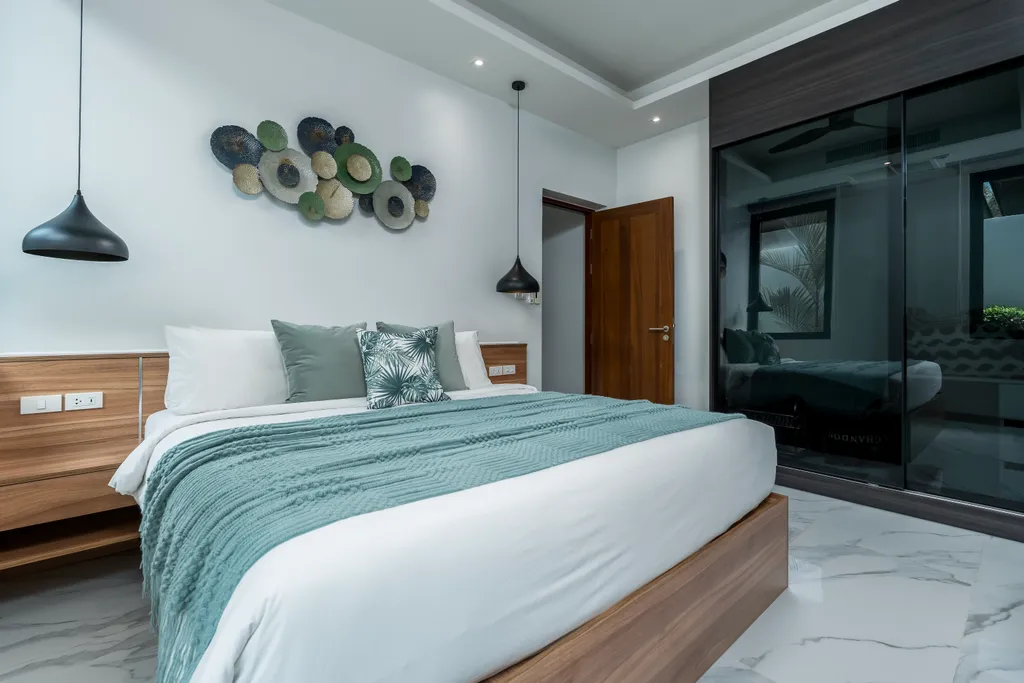 Новая вилла с бассейном, террасой и барбекю зоной, рядом с Боат авеню