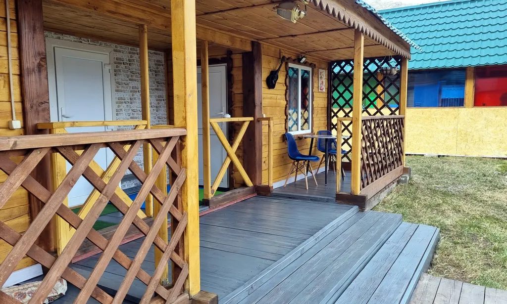 Двухместный домик с двухспальной кроватью и удобствами на два домика