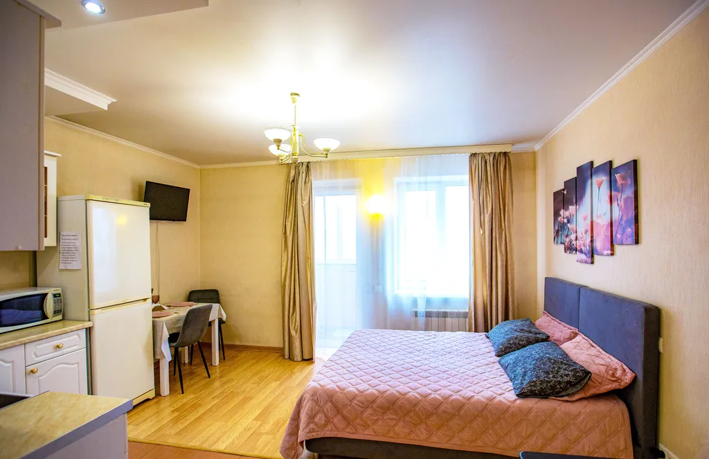 Просторная студия с балконом