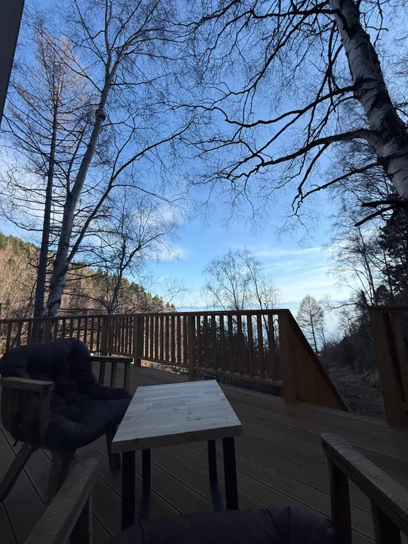 Домик на холме с видом на Байкал