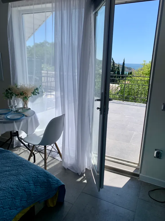 Апартамент с террасой и видом на море