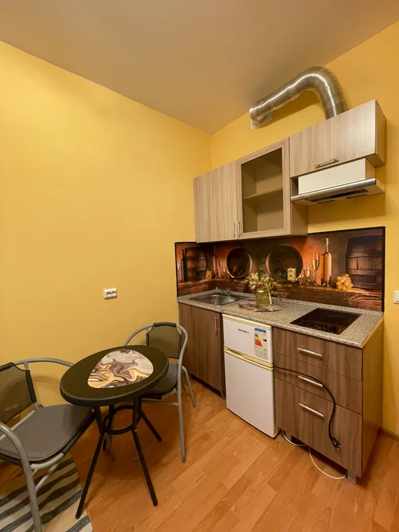 Уютная современная студия с видом на город