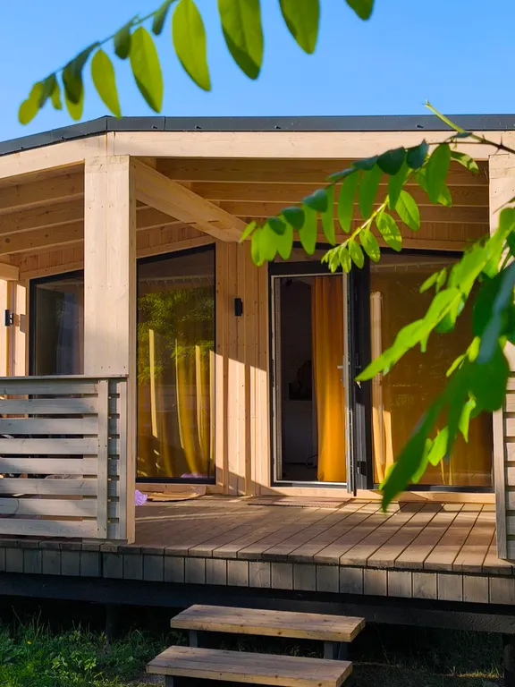 Новый деревянный современный дом в 2 минутах от моря