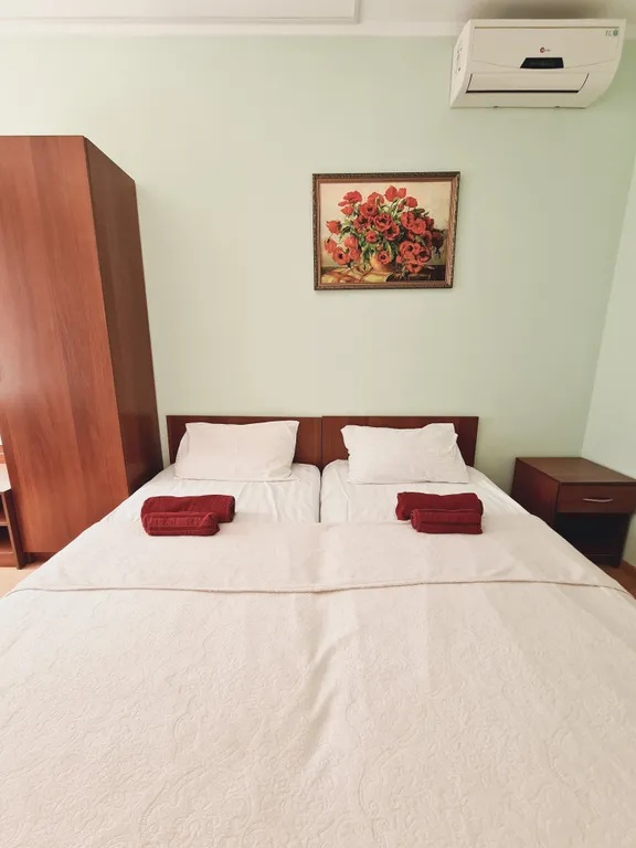 Двухместный стандарт с двуспальной и с двумя односпальными кроватями