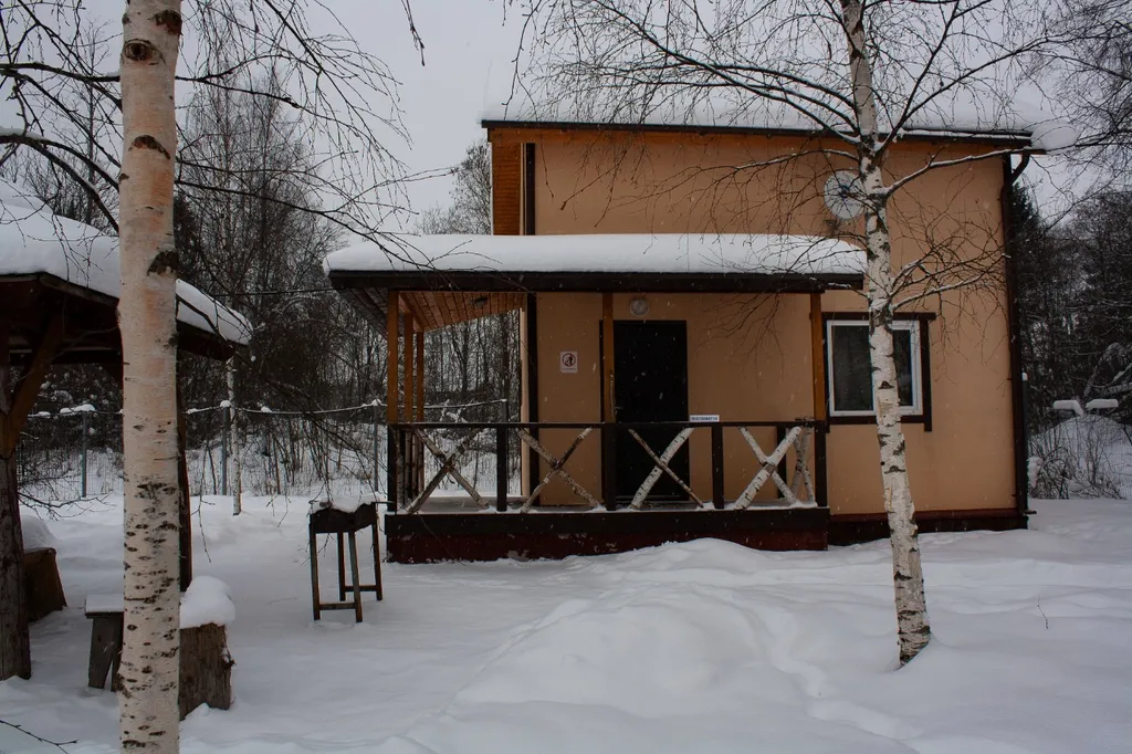 Двухэтажный коттедж с видом на лес