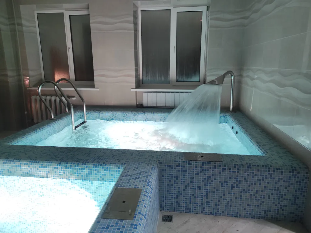 Коттедж с баней и бассейном на участке 6 соток