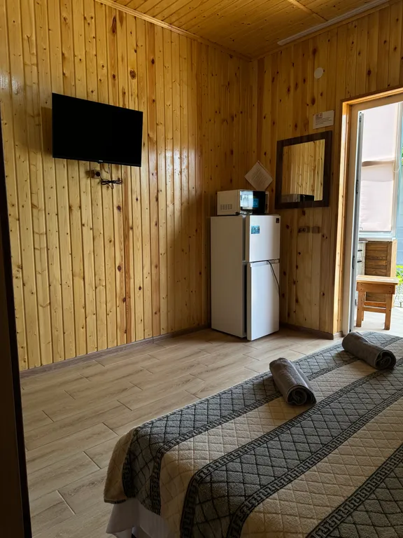 Двухэтажный деревянный коттедж с деревянной отделкой