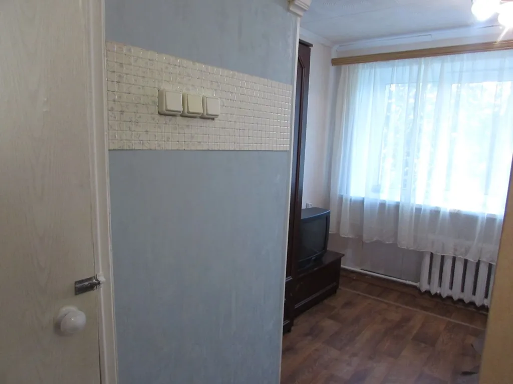 Удобная комната с кухней-прихожей, сан. Узлом, с входной железной дверь