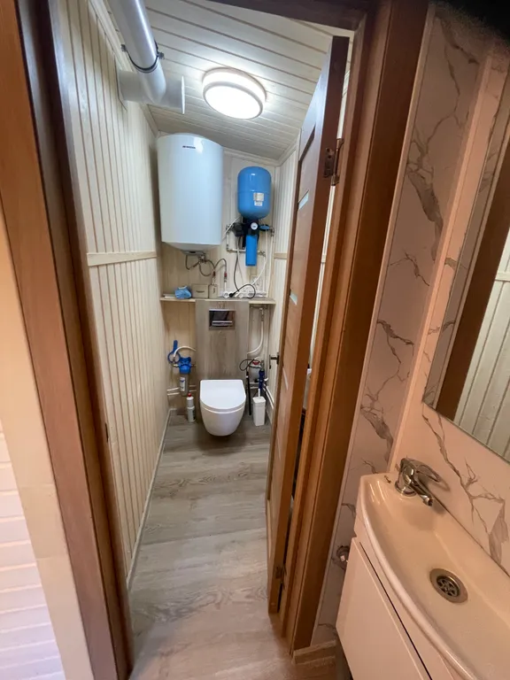 Уютный домик в тихом месте рядом с водой