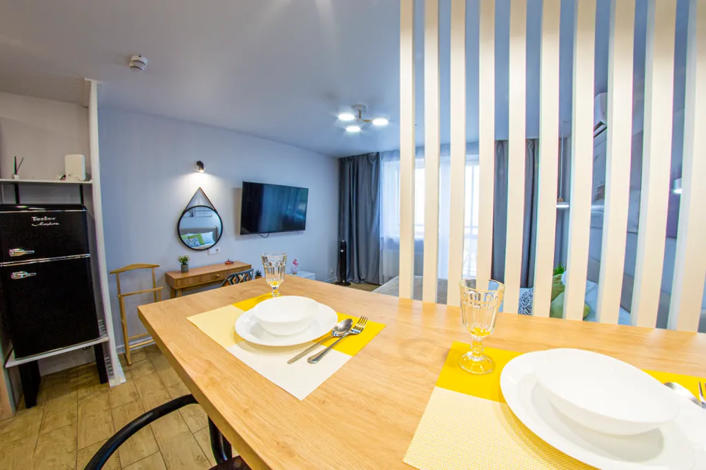 Современный дизайн и панорамный балкон в студии