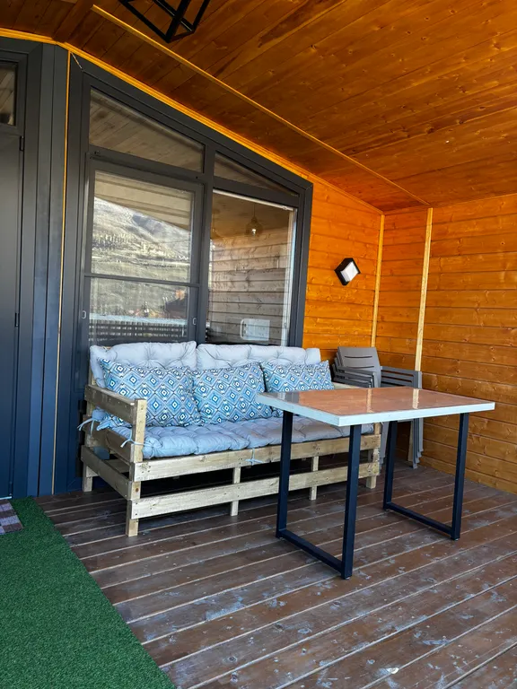 Новый коттедж с террасой и завораживающим видом на горы