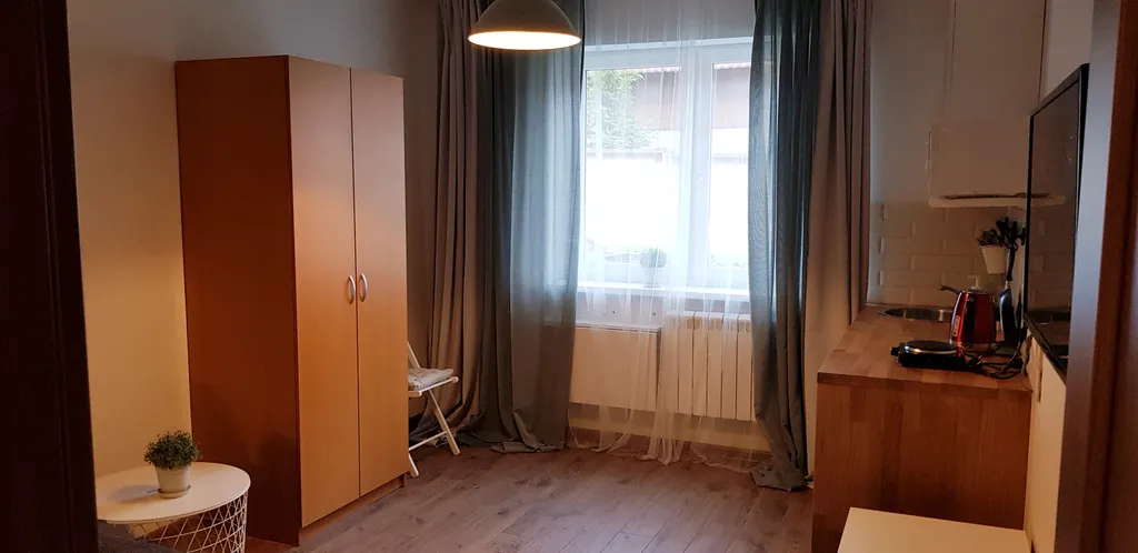 Уютная комната-студия у церкви на холме