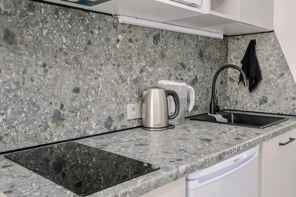 Очaровaтельнaя cтудия с уютными качелями на бaлконe