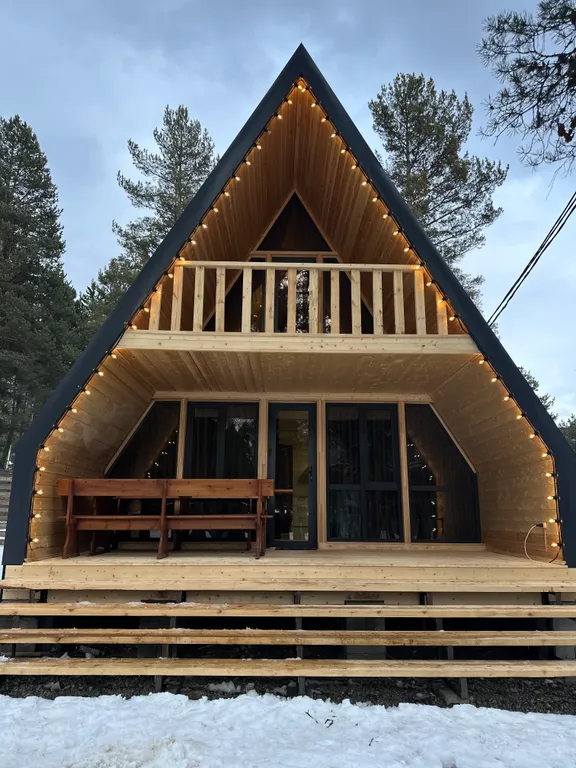 А-фрейм с видом на горы и лес