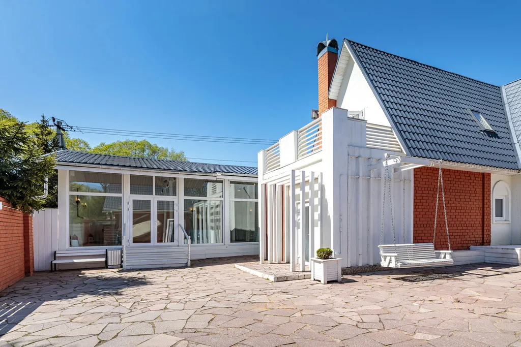 Совершенно новый дом на берегу озера с верандой и русской баней