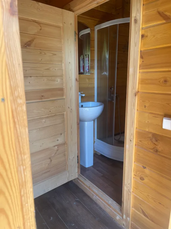 Небольшой уютный деревянный домик в живописном месте