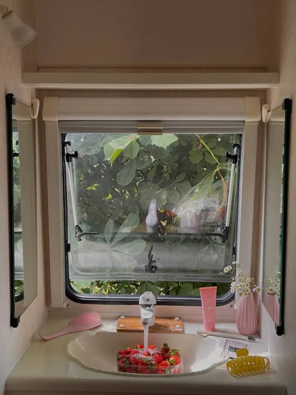 Автодомик для двоих с видом на озеро