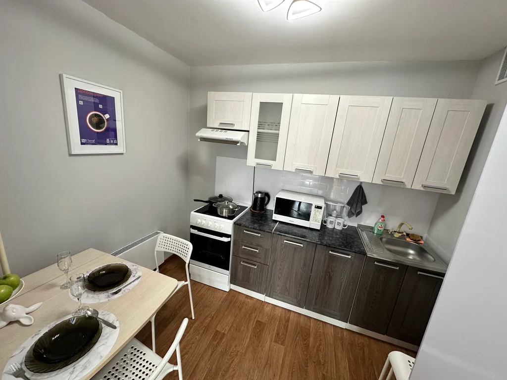 "В Гости!" на Строителей 90Б (1к квартира рядом с Планетой)