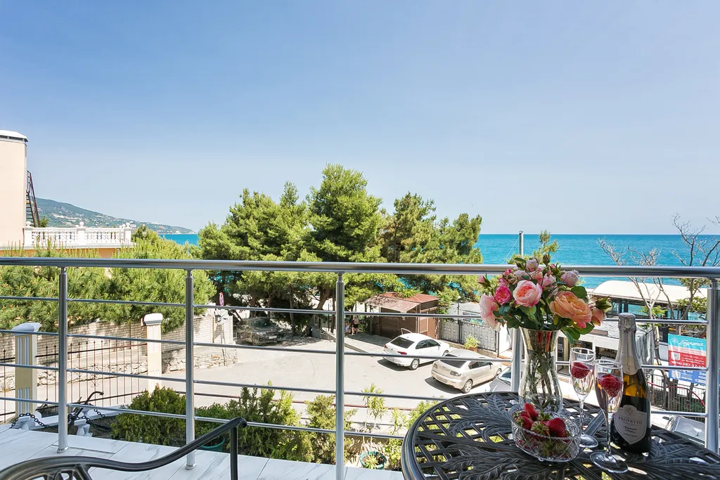 Просторная видовая двухкомнатная квартира на берегу моря в Ливадии