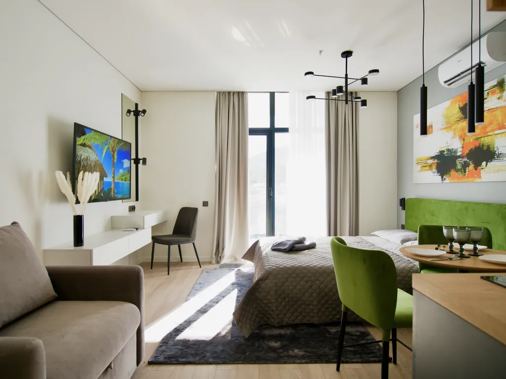 Дизайнерская студия LS-GREEN с боковым видом на море с 13 этажа