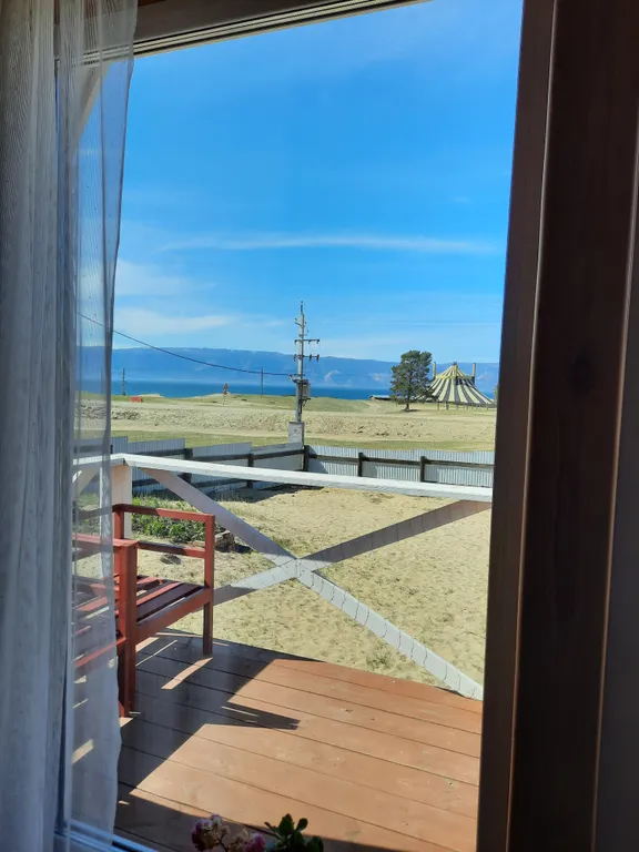 Красный домик с видом на Байкал