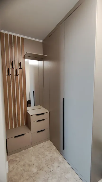 Уютная студия с камином рядом с озером