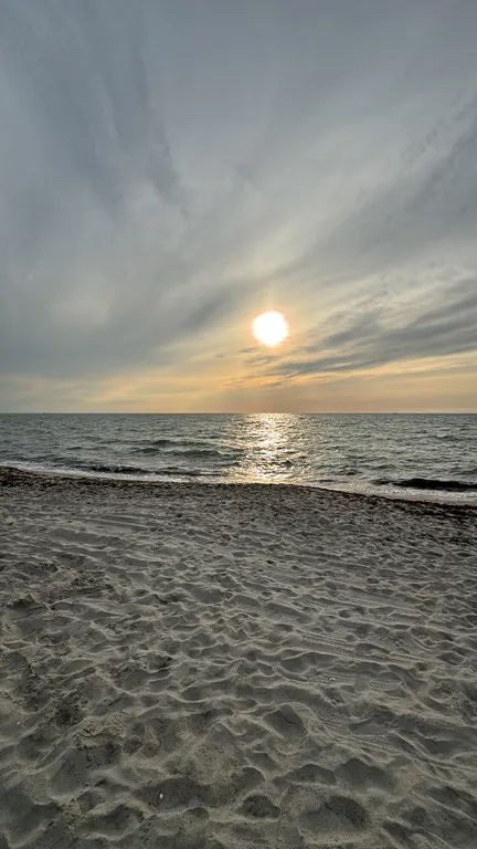 Уютный панорамный домик в глэмпинге у моря