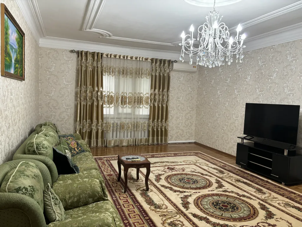 Частный дом с крытым двором и садом