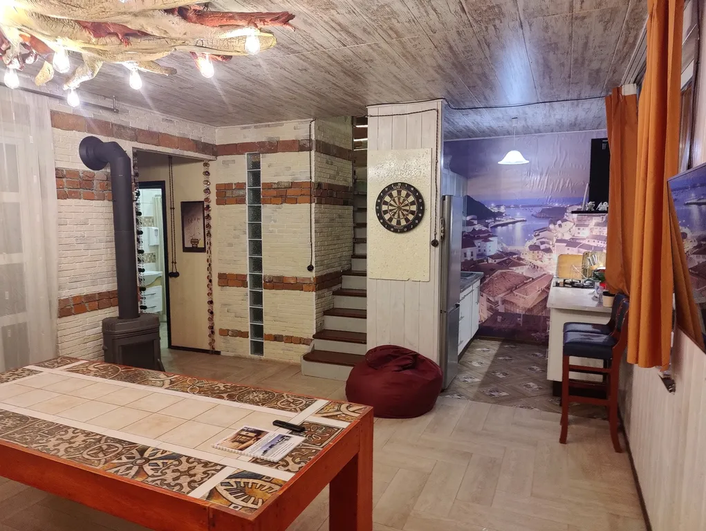 Современный дом с уличной подогреваемой купелью и сауной