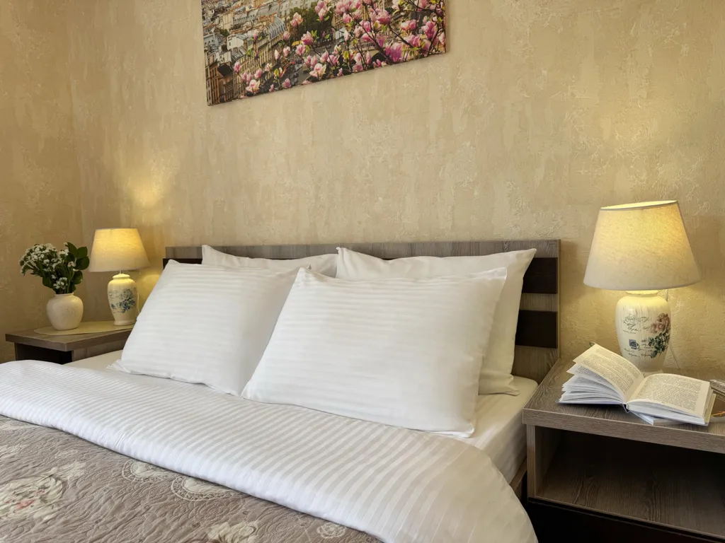 Солнечный номер для двоих с видом на цветочный дворик