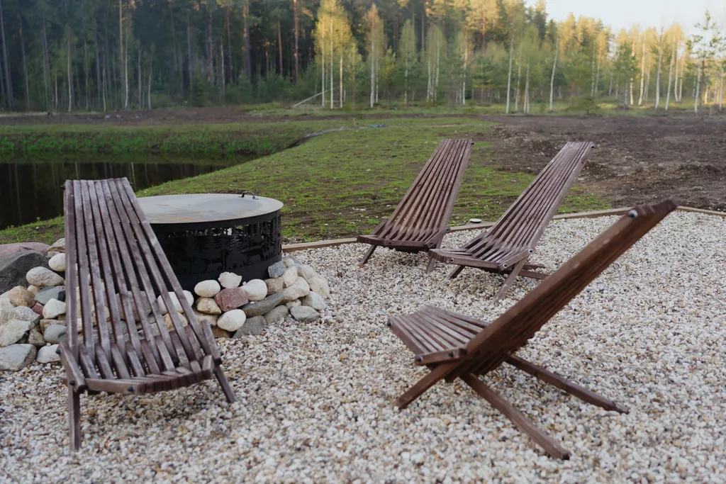 Большой дом в вековом лесу