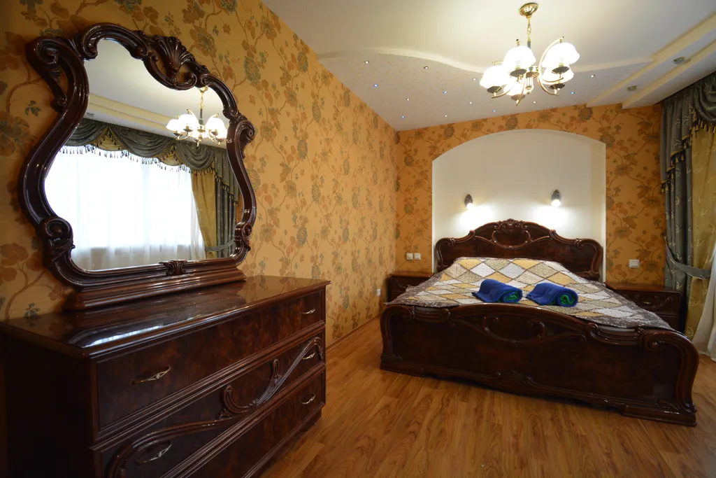 Трёхкомнатная квартира с раздельными комнатами двумя уборными и лифтом