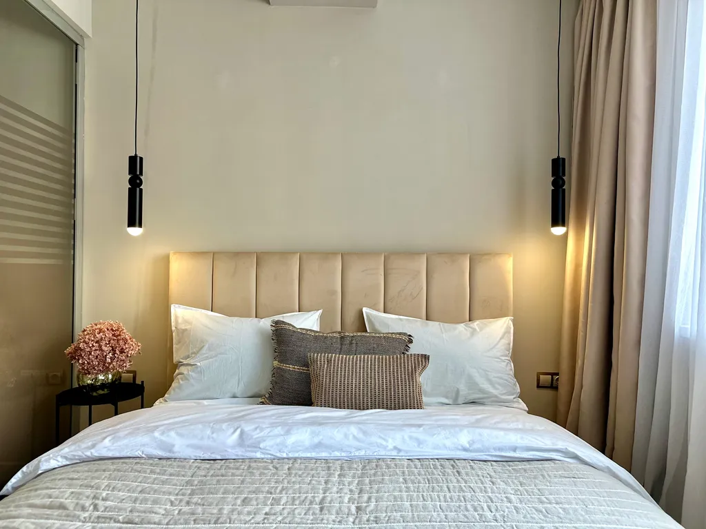 Яркая студия моно с видом на Коктобе в центре Алматы